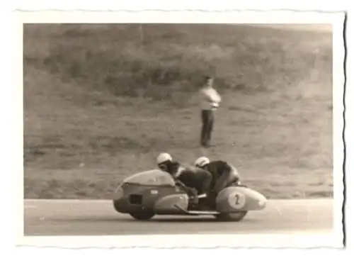 Fotografie Motorrad-Rennen, Seitenwagen-Rennen, Heinz Lüthringhauser mit Startnummer 2