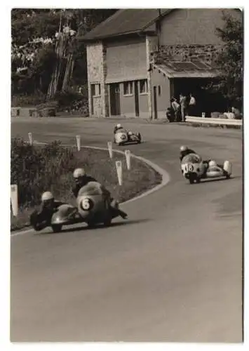 Fotografie Motorrad-Rennen, Seitenwagen-Rennen, Auerbacher / Dein Startnummer 6 vor Harris & Luthringhauser / Hahn