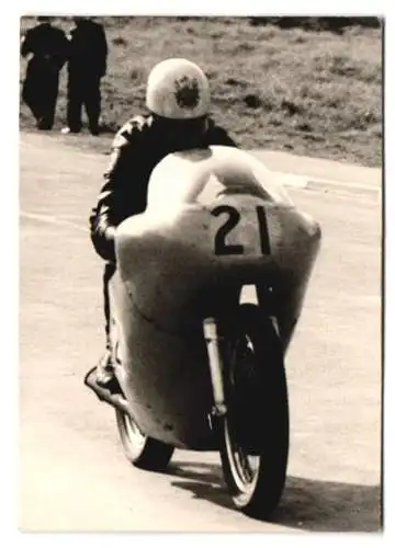 Fotografie Motorrad-Rennen, Rennfahrer John Hartle auf Norton 500ccm belegt den 1. Platz