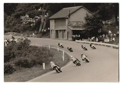 Fotografie 500ccm Motorrad-Rennen, Rennfahrer kurz nach dem Start