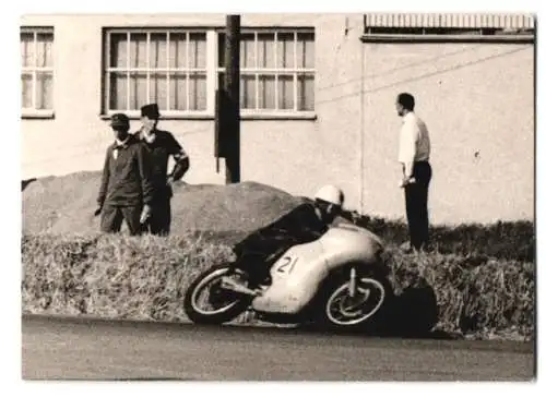 Fotografie Motorrad-Rennen, Rennfahrer John Hartle auf Norton 500ccm, Startnummer 21 siegt