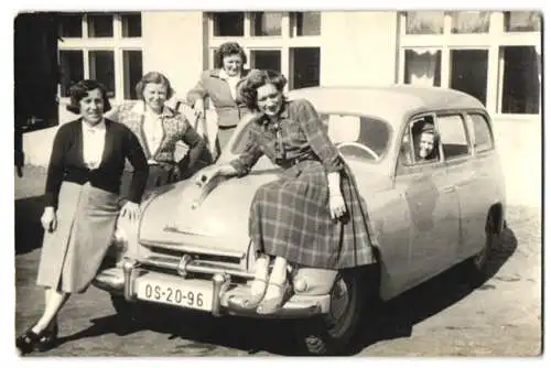 Fotografie Auto Skoda Kombi, junge Hausfrauen posieren mit PKW