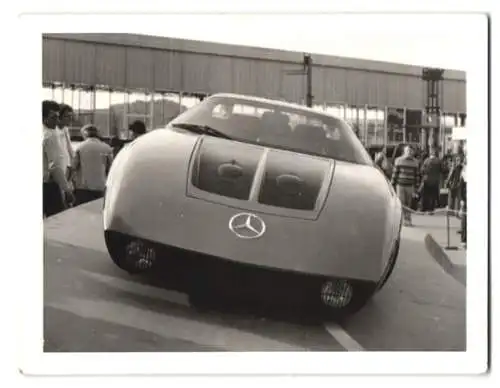 Fotografie Auto Mercedes Benz C 111 Prototype am Messestand ausgestellt