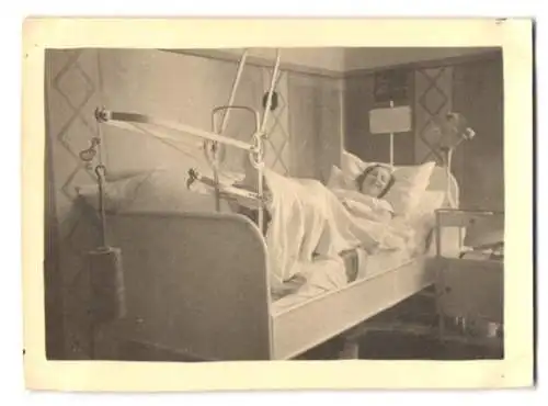 Fotografie Frau im Streckbett eines Krankenhauses liegend