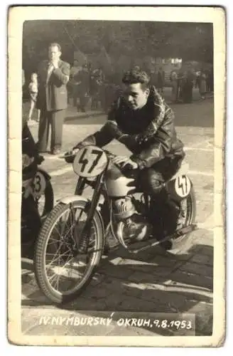 Fotografie Renn-Motorrad Jawa, Siegreicher Rennfahrer auf Rennmotorrad Startnummer 47