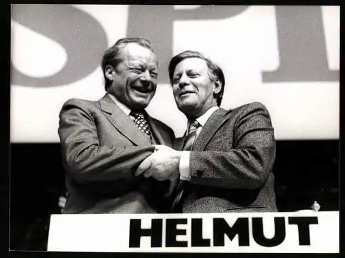 Fotografie Sven Simon, Bonn, Willy Brandt begrüsst Helmut Schmidt in der Westfalenhalle zu Dortmund