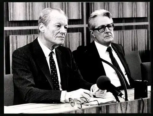 Fotografie Sven Simon, Bonn, SPD-Politiker Willy Brandt & Hans-Jochen Vogel bei einer Pressekonferenz in Bonn