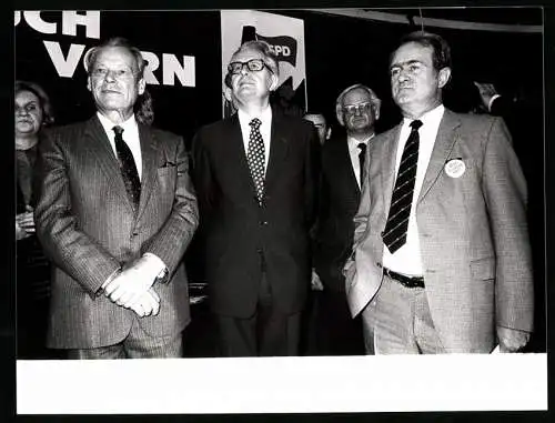 Fotografie Sven Simon, Bonn, Willy Brandt, Hans-Jochen Vogel & Johannes Rau in der Westfalenhalle zu Dortmund 1982