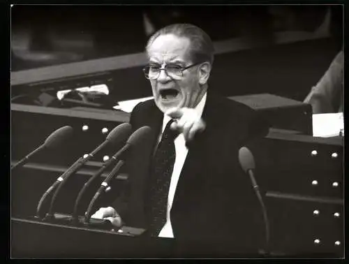 Fotografie Knippertz, Bonn, SPD Politiker Herbert Wehner während einer Rede im Bundestag zu Bonn 1981