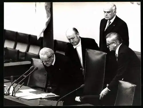 Fotografie Herbert Wehner Alterspräsident des Deutschen Bundestages, Hinten Dr. Helmut Schellknecht Bundestag Direktor