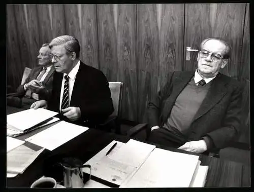 Fotografie Sven Simon, Bonn, Herbert Wehner, Helmut Schmidt & Willy Brandt bei einer SPD-Fraktionssitzung 1982