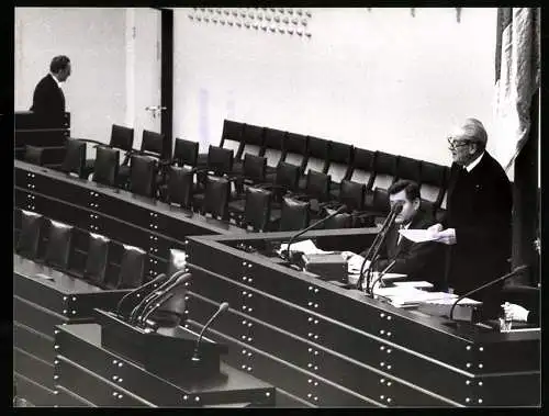 Fotografie Sven Simon, Bonn, Alterspräsident Herbert Wehner vor der leeren Regierungsbank im Bundestag zu Bonn