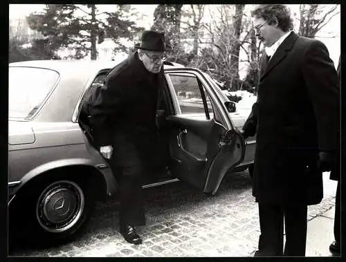 Fotografie SPD-Fraktionsvorsitzender Herbert Wehner steigt aus Mercedes Benz Limousine