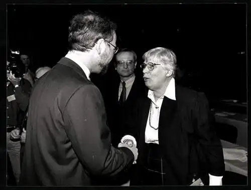 Fotografie SPD-Politiker Rudolf Scharping begrüsst Greta Wehner in Bonn