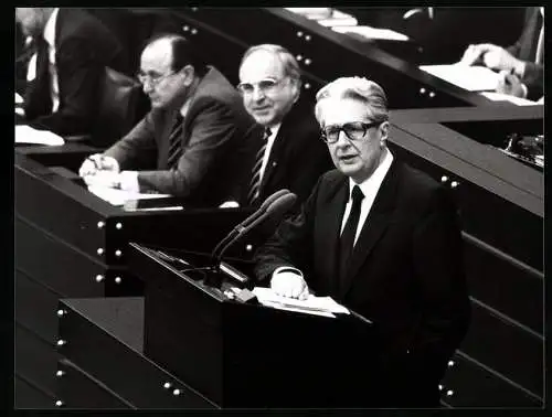 Fotografie Sven Simon, Bonn, Hans-Jochen Vogel, Bundeskanzler Helmut Kohl & Hans-Dietrich Genscher im Bundestag zu Bonn