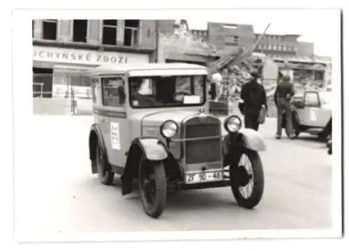 5 Fotografien Auto BMW Dixi, Tatra, PKW's auf einem Marktplatz ausgestellt