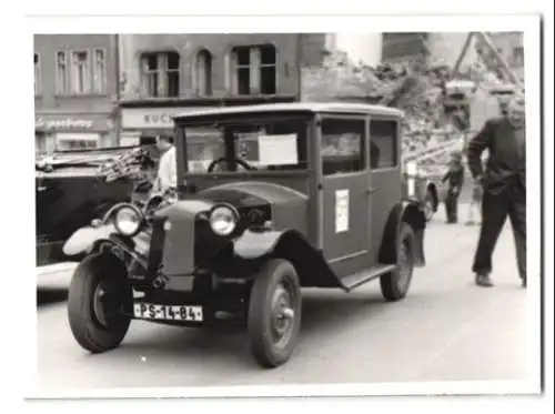 5 Fotografien Auto BMW Dixi, Tatra, PKW's auf einem Marktplatz ausgestellt