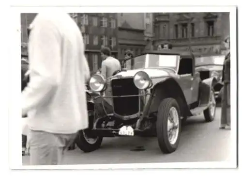 5 Fotografien Auto BMW Dixi, Tatra, PKW's auf einem Marktplatz ausgestellt