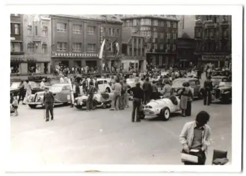 5 Fotografien Auto BMW Dixi, Tatra, PKW's auf einem Marktplatz ausgestellt