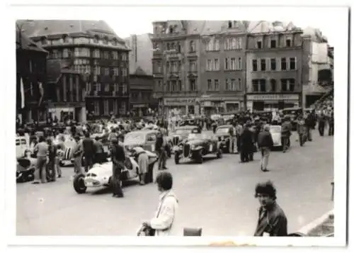 5 Fotografien Auto BMW Dixi, Tatra, PKW's auf einem Marktplatz ausgestellt