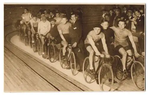 Fotografie Fahrrad-Rennen, Sechs-Tage-Rennen, Start zum 2 Std Rennen im Sportpalast zu Berlin