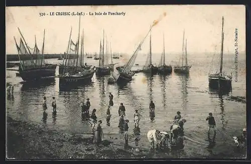 AK Le Croisic, La baie de Poncharly avec des bateaux et des personnes se baignant