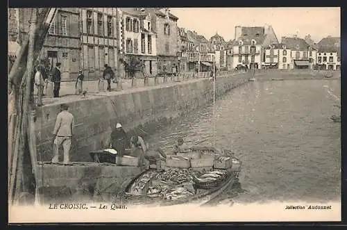 AK Le Croisic, Les Quais avec des pêcheurs et des bateaux remplis de poissons