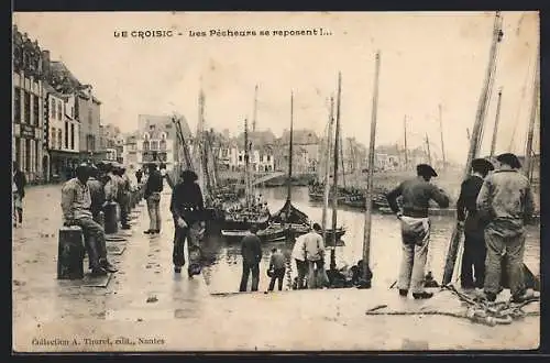 AK Le Croisic, les Pêcheurs se reposent sur le quai avec leurs bateaux à voile