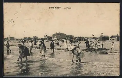 AK Pornichet, La Plage avec des baigneurs en habits élégants