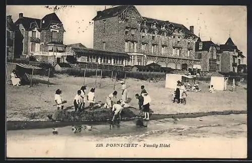 AK Pornichet, Family Hôtel et enfants jouant sur la plage