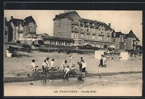 AK Pornichet, Family Hôtel et enfants jouant sur la plage