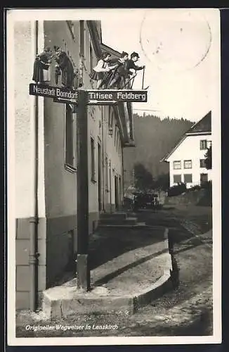 AK Lenzkirch, geschnitzer Wegweiser nach Bonndorf und nach Feldberg