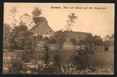 AK Storkow / Mark, Blick auf Schloss und alte Burgmauer