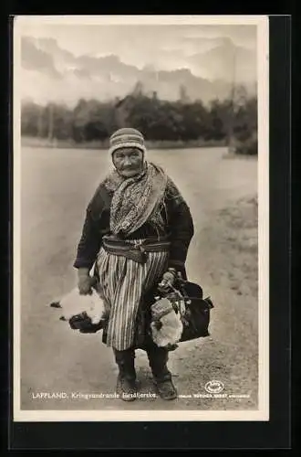 AK Lappland, Kringvandrande försäljerska, Alte Frau in norwegischer Tracht