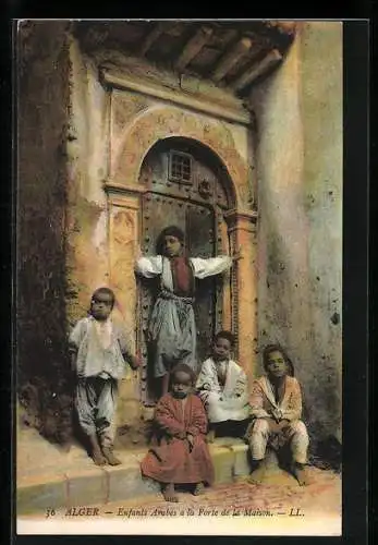 AK Alger, Enfants arabes a la Porte de la Maison