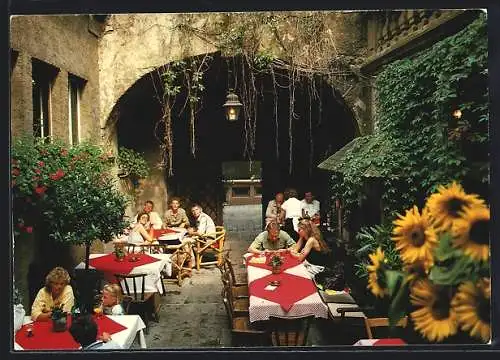 AK Würzburg, Gasthaus Zum Stachel, Essenstische in kleinem Innenhof