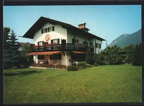 AK Garmisch-Partenkirchen, Gästehaus Seethaler, Weiterfeldstrasse 9, Haus mit Berglandschaft dahinter