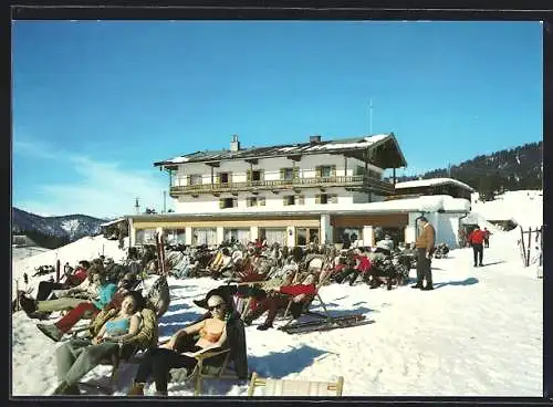 AK Reit im Winkl, Berggasthof Winklmoosalm, Bes. Fam. Hamberger, Gäste sonnen sich im Winter