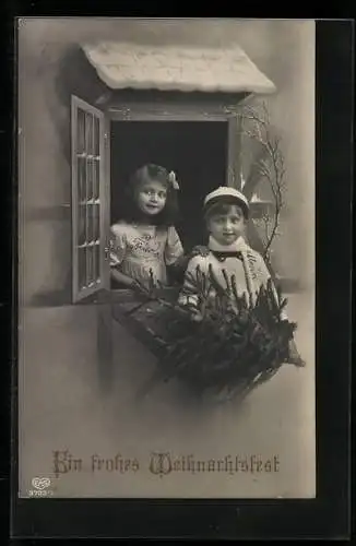 Foto-AK EAS Nr. 3703 /1: Zwei Kinder mit Tannenbaum an einem Fenster