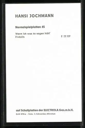 AK Musiker Hansi Jochmann blickt hinter einem Baumstamm hervor