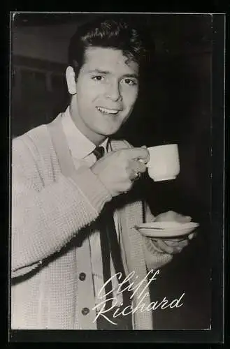 AK Musiker Cliff Richard mit einer Kaffeetasse in der Hand