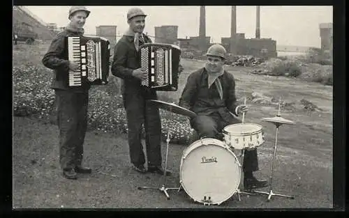 AK Musiker der Band De Vrolijke Mijnwerkers mit ihren Instrumenten bei einer Zeche