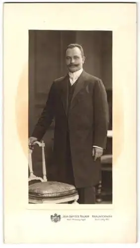 Fotografie Jean Baptiste Feilner, Braunschweig, Bohlweg 46, eleganter Herr mit Schnauzbart im Anzug