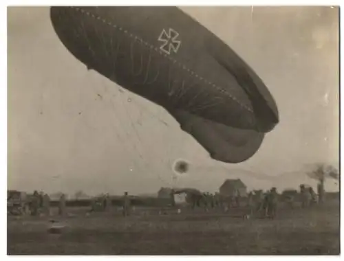 Fotografie 1.WK, Deutscher Luftschiffer-Trupp lässt Fesselballon zur Artillerie-Beobachtung aufsteigen