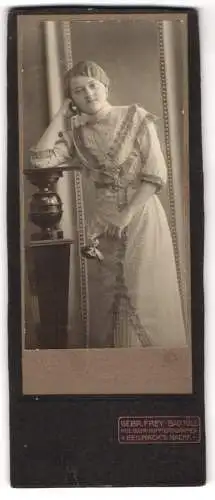 Fotografie Gebr. Frey, Bad Tölz, Frau in elegantem Kleid