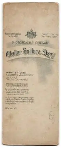 Fotografie Atelier Sattler & Lissy, Teplitz-Turn, Kaiserstrasse, Stehende Frau neben einem Tisch