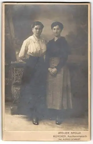 Fotografie Atelier Apollo, München, Äussere Maximilianstr. 6, Zwei Frauen in eleganter Kleidung