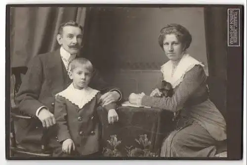 Fotografie Wilhelm Knarr, Rüdesheim, Innstr. 42, Porträt einer Familie am Tisch