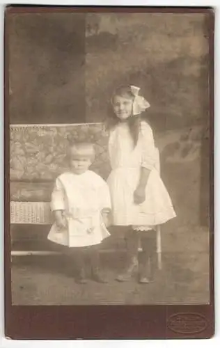 Fotografie Atelier Oberpollinger, München, Zwei Kinder neben einem dekorativen Sofa