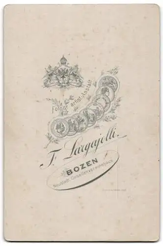 Fotografie T. Largajolli, Bozen, Porträt eines Mannes mit Hut und Schnurrbart